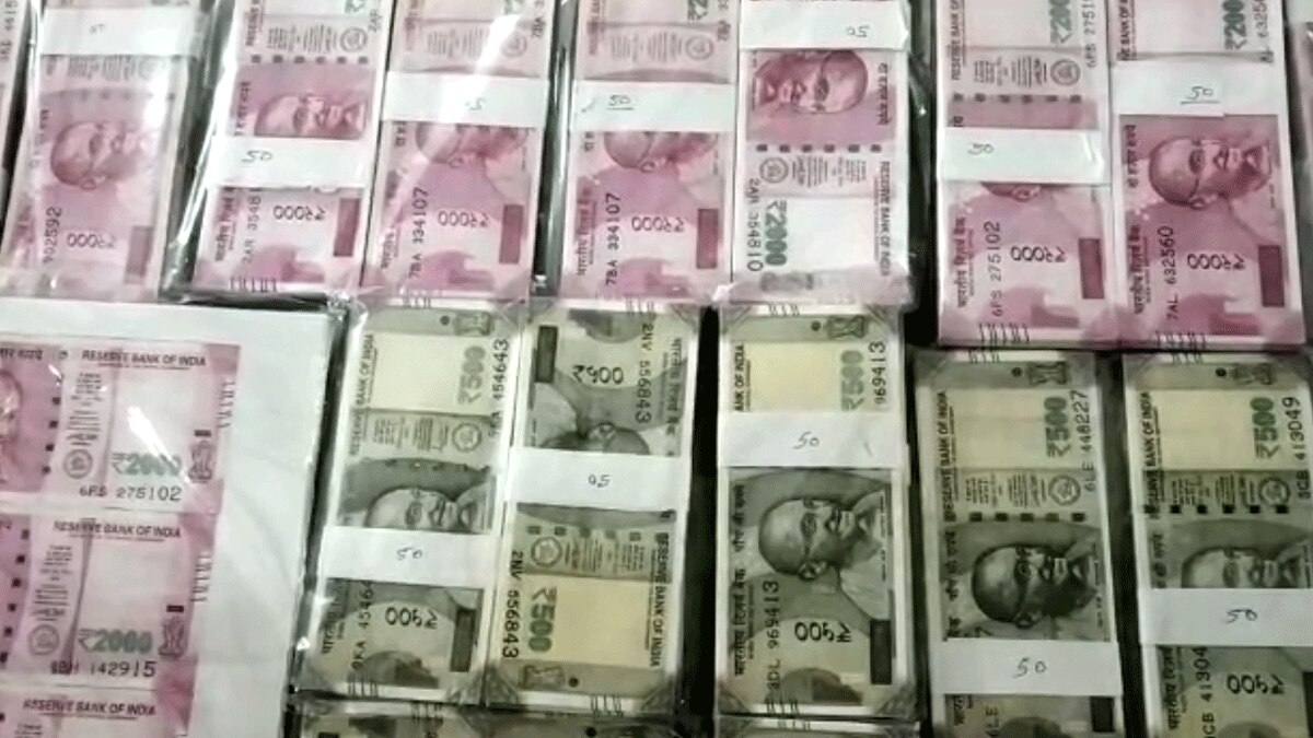 30 लाख 65 हजार के नकली नोट बरामद (फोटो आजतक)