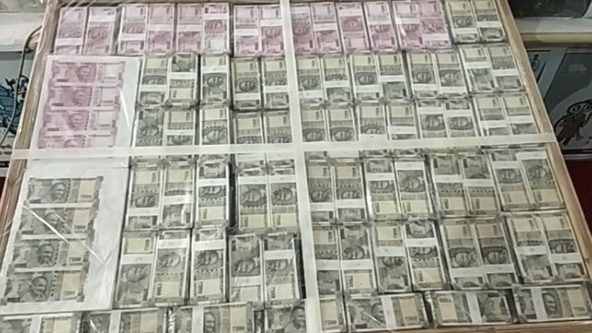 30 लाख 65 हजार के नकली नोट बरामद (फोटो आजतक)