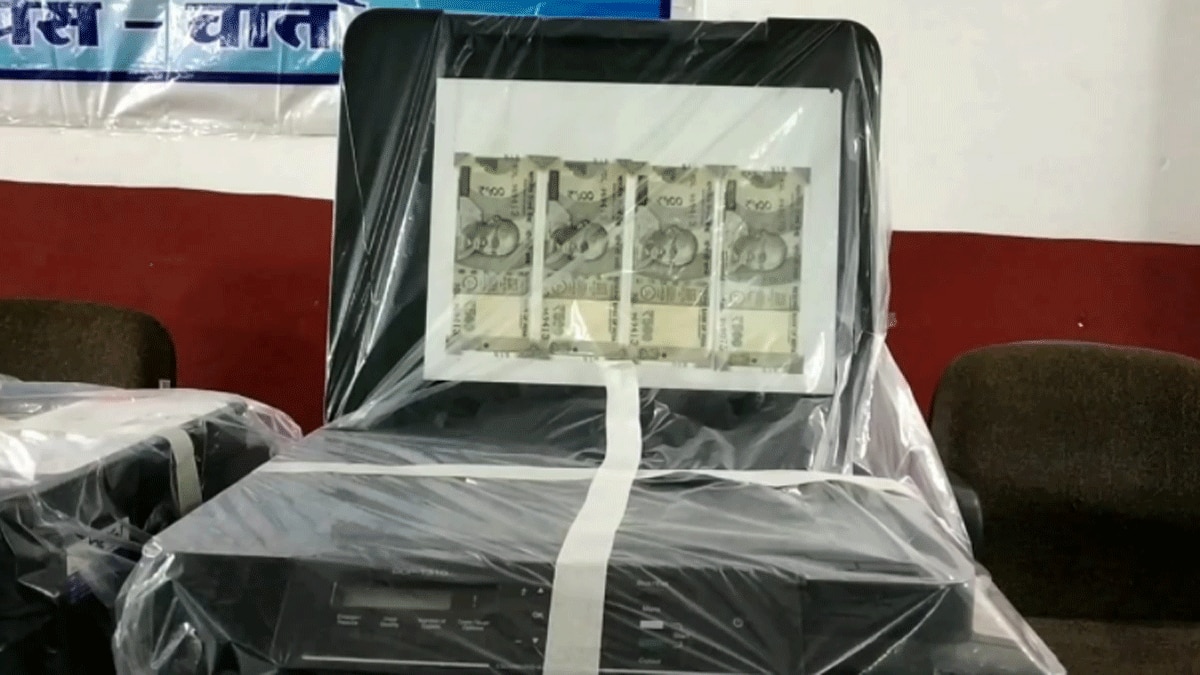 30 लाख 65 हजार के नकली नोट बरामद (फोटो आजतक)