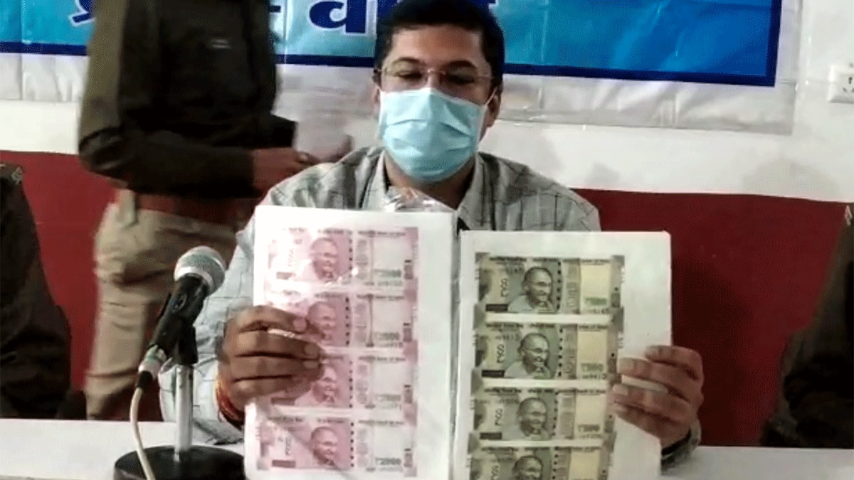 30 लाख 65 हजार के नकली नोट बरामद (फोटो आजतक)