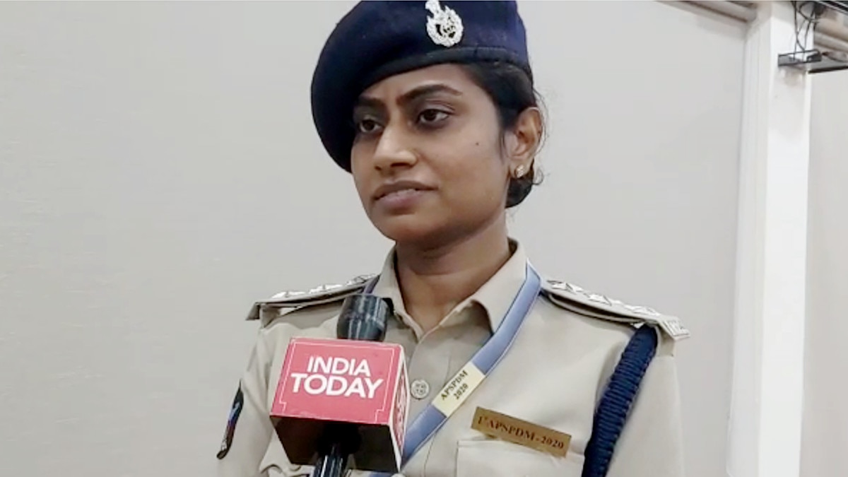 सीनियर अफसर को देखते ही सैल्‍यूट कर कहा-नमस्‍ते मैडम, DSP की वर्दी में सामने थी बेटी 
