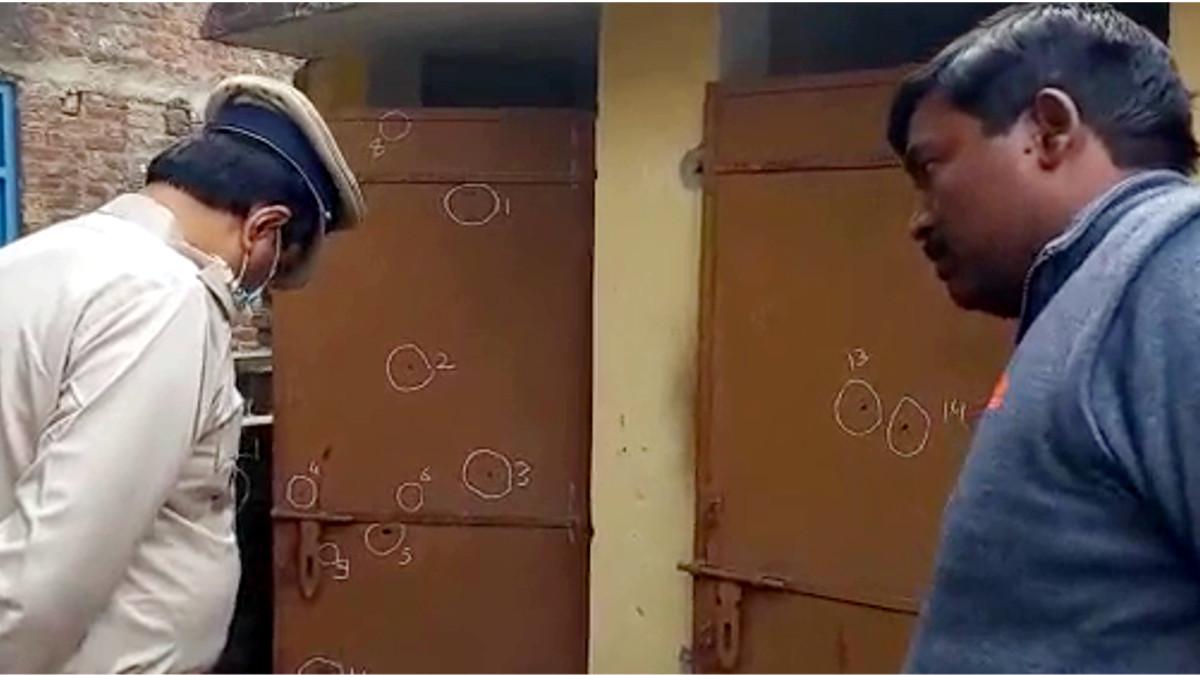 टॉयलेट के गेट पर गोली के न‍िशान.