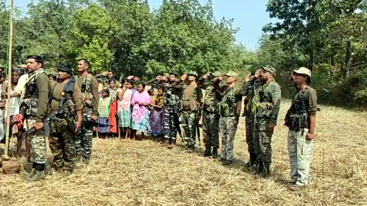 नक्सल इलाके में आजादी के बाद पहली बार लोगों ने देखा तिरंगा झंडा