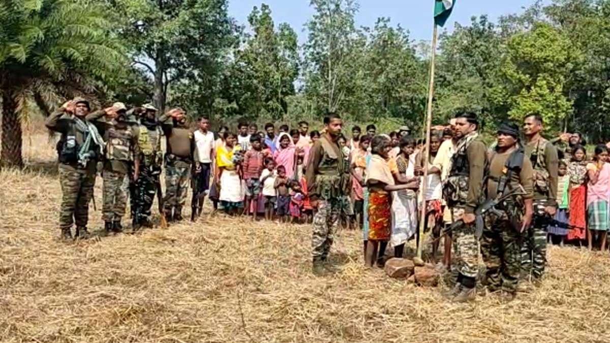 नक्सल इलाके में आजादी के बाद पहली बार लोगों ने देखा तिरंगा झंडा