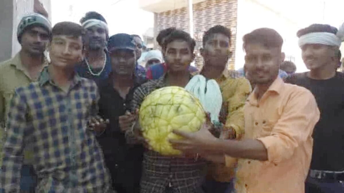 700 साल पुरानी परंपरा में फुटबॉल मैच रहा टाई, 40 किलो की गेंद से खेला जाता है मैच