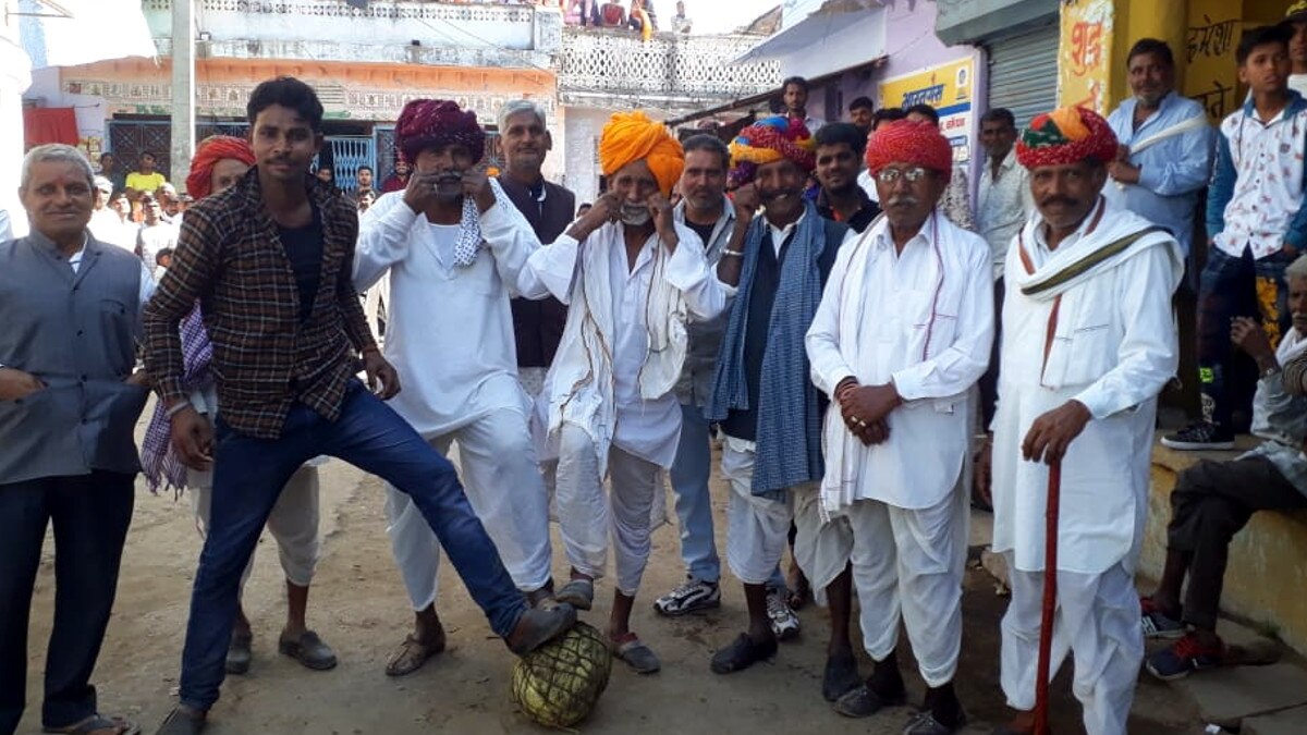 700 साल पुरानी परंपरा में फुटबॉल मैच रहा टाई, 40 किलो की गेंद से खेला जाता है मैच