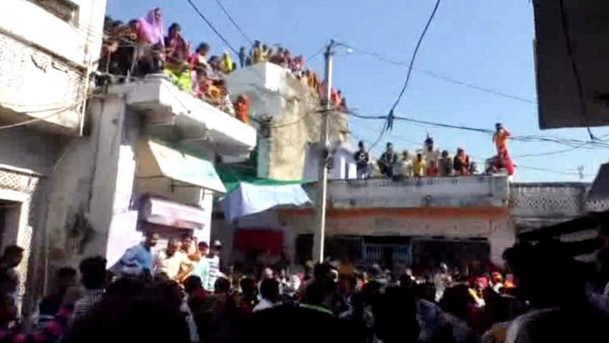 700 साल पुरानी परंपरा में फुटबॉल मैच रहा टाई, 40 किलो की गेंद से खेला जाता है मैच