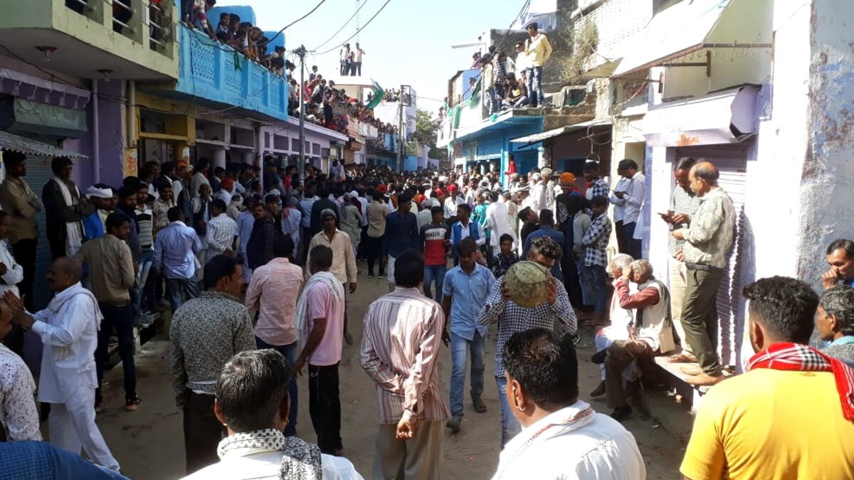 700 साल पुरानी परंपरा में फुटबॉल मैच रहा टाई, 40 किलो की गेंद से खेला जाता है मैच