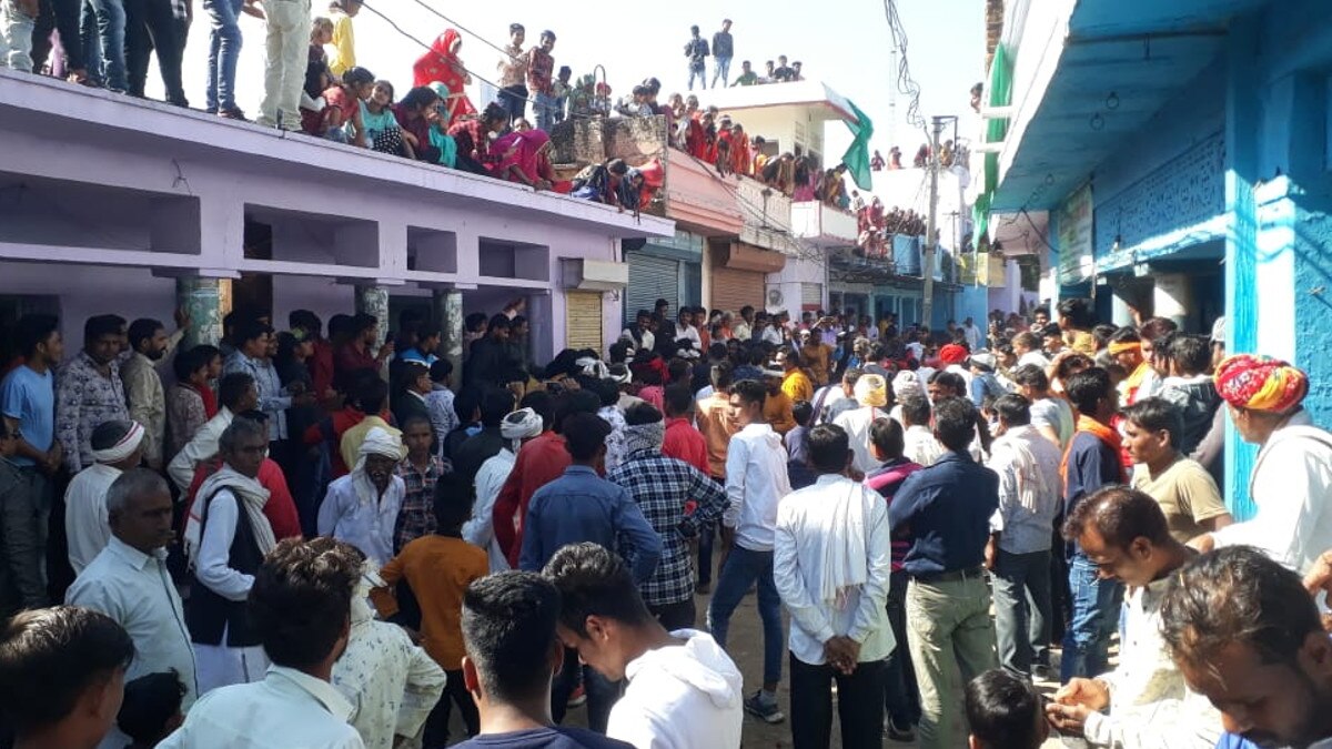 700 साल पुरानी परंपरा में फुटबॉल मैच रहा टाई, 40 किलो की गेंद से खेला जाता है मैच