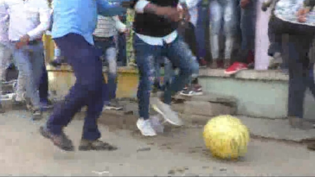 700 साल पुरानी परंपरा में फुटबॉल मैच रहा टाई, 40 किलो की गेंद से खेला जाता है मैच