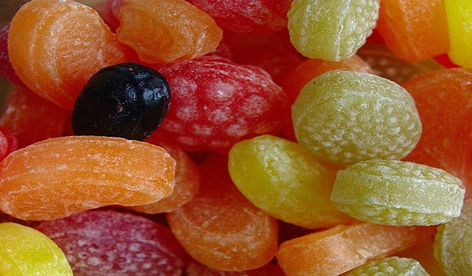 बच्चे खाते हैं कैंडी और लॉलीपॉप तो हो जाएं सावधान