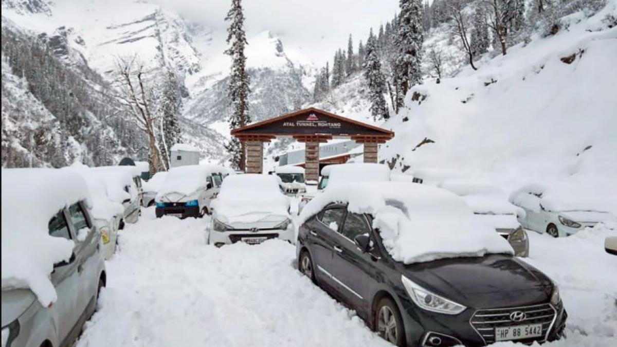 भारी बर्फबारी-बारिश से बिगड़ा मौसम का मिजाज