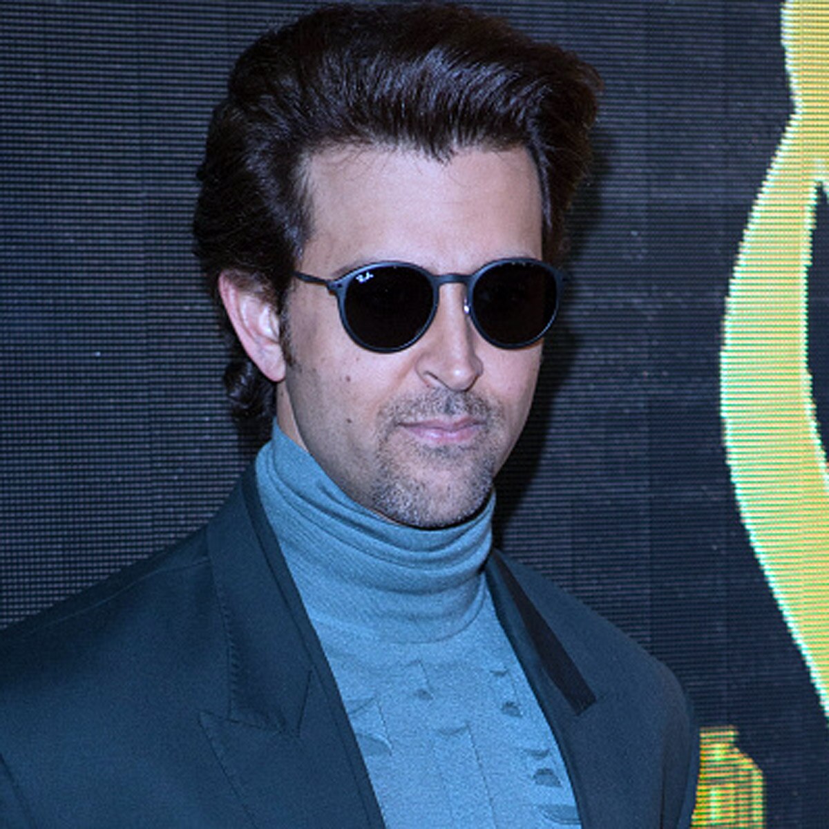 सिगरेट के चलते विवादों में रहे सितारे