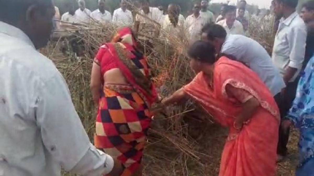  12 बेटियों ने पूरी की पिता की अंतिम इच्छा