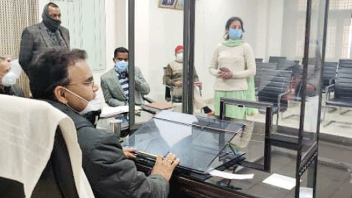 गांव की सड़क खराब की शिकायत लेकर डीएम के पास पहुंची लड़की (फोटो आजतक)