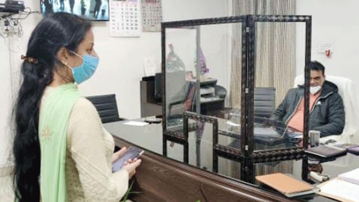 गांव की सड़क खराब की शिकायत लेकर डीएम के पास पहुंची लड़की (फोटो आजतक)