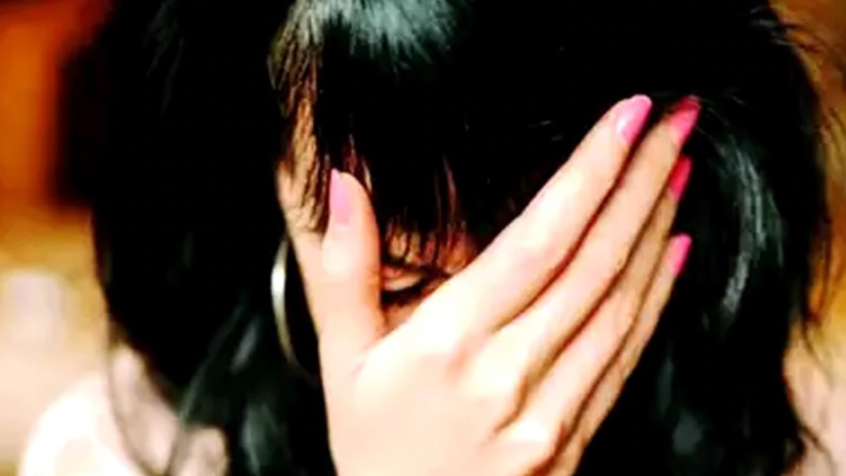 लड़की ने शोर मचाकर रो रो कर सड़क पर लोगों से मदद मांगी.