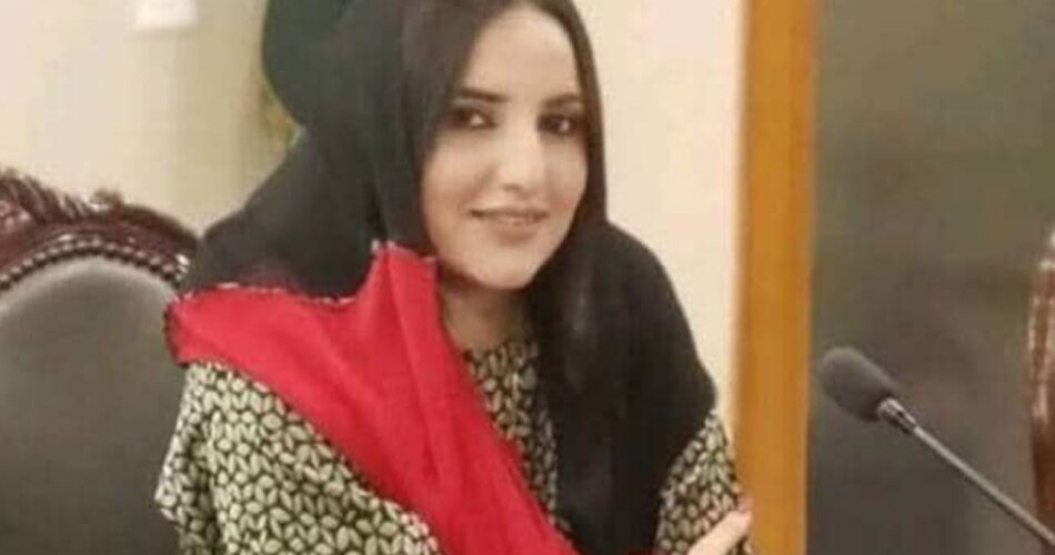 hareem shah slaps mufti