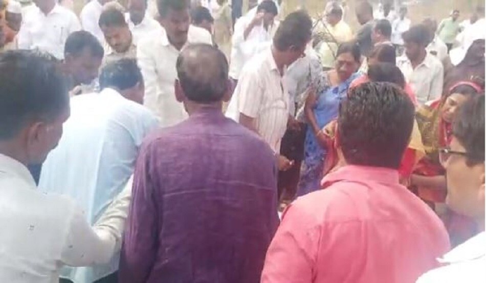  12 बेटियों ने पूरी की पिता की अंतिम इच्छा