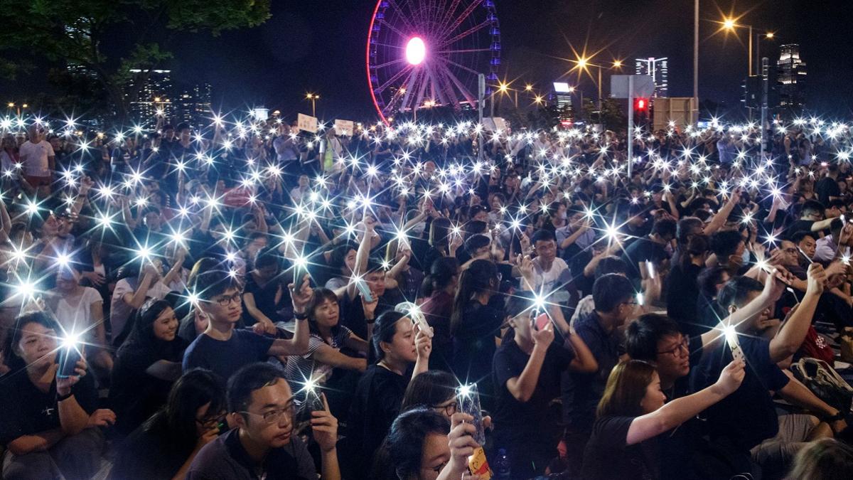 Thousands flee Hong Kong