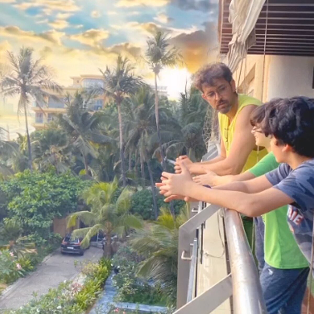 ऋत‍िक बेटों के साथ 