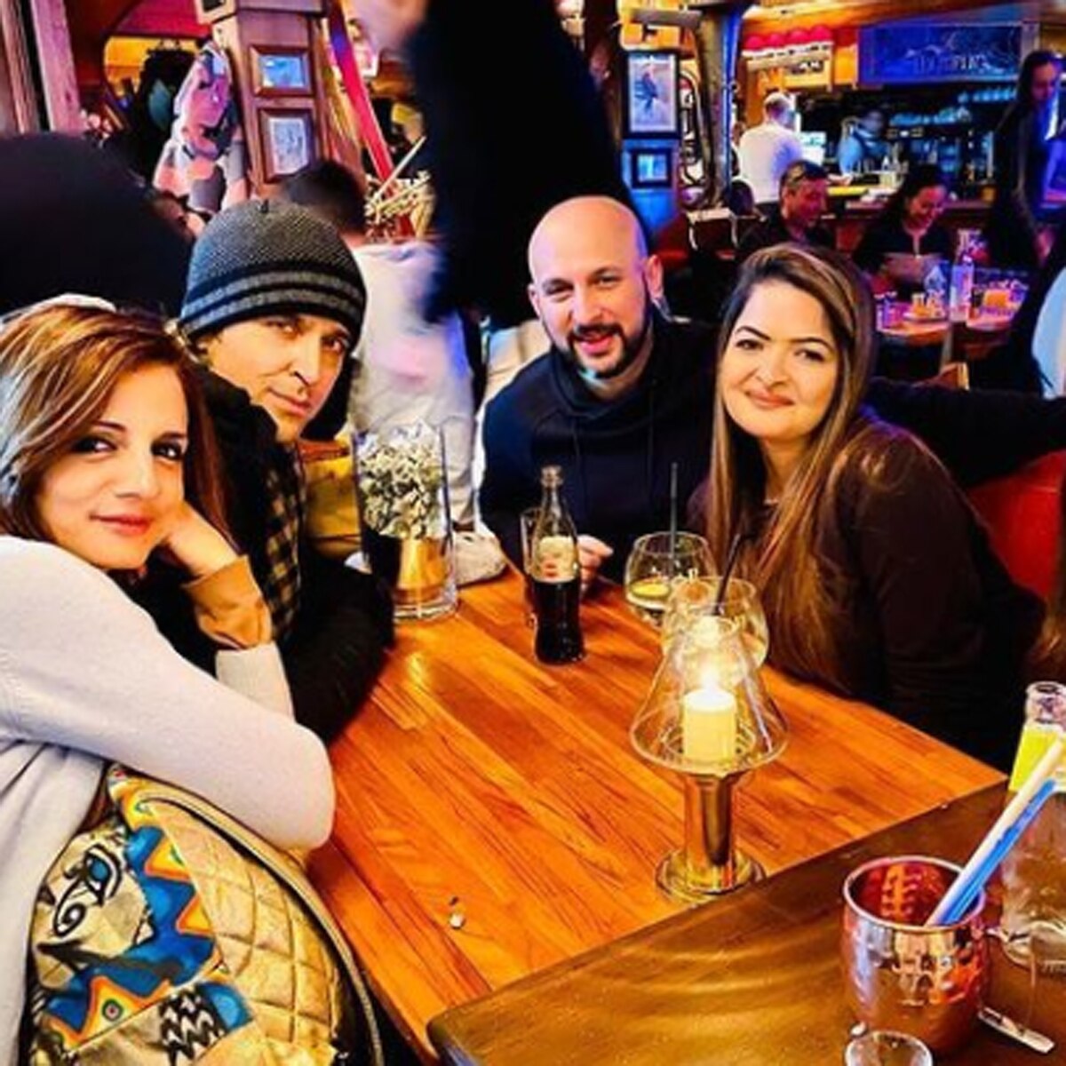 ऋत‍िक-सुजैन फैमिली-दोस्तों के साथ 