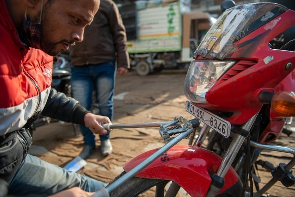 हाई सिक्योरिटी नंबर प्लेट (HSRP) और कलर-कोडेड स्टिकर के लिए कितनी कीमत चुकानी होगी? 