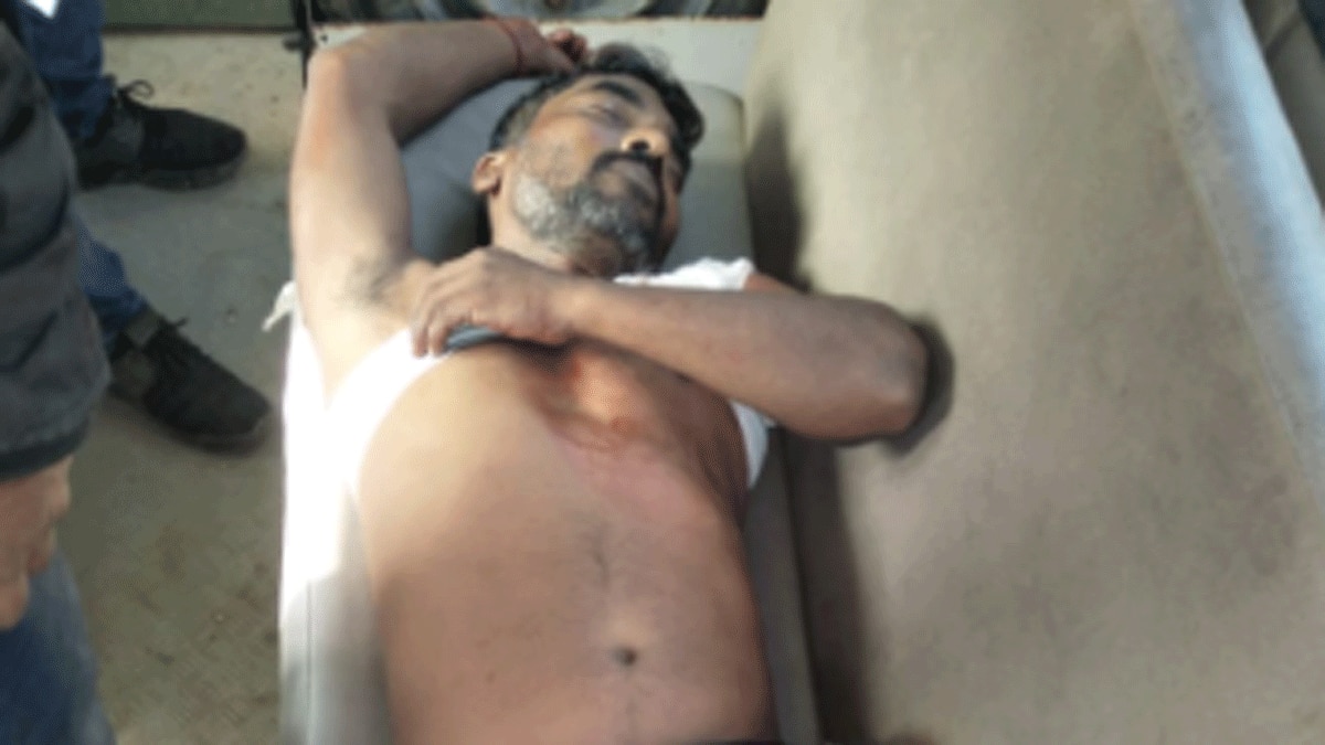 दिनदहाड़े बैंक से लूटे 17 लाख रुपये (फोटो आजतक)