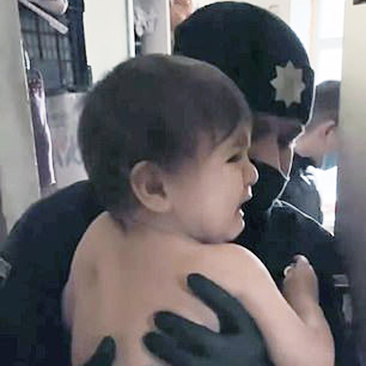 पुलिस लिलिया के बच्चे को ले जाते हुए 