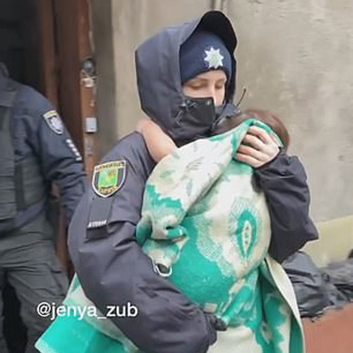 पुलिस लिलिया के बच्चे को ले जाते हुए 