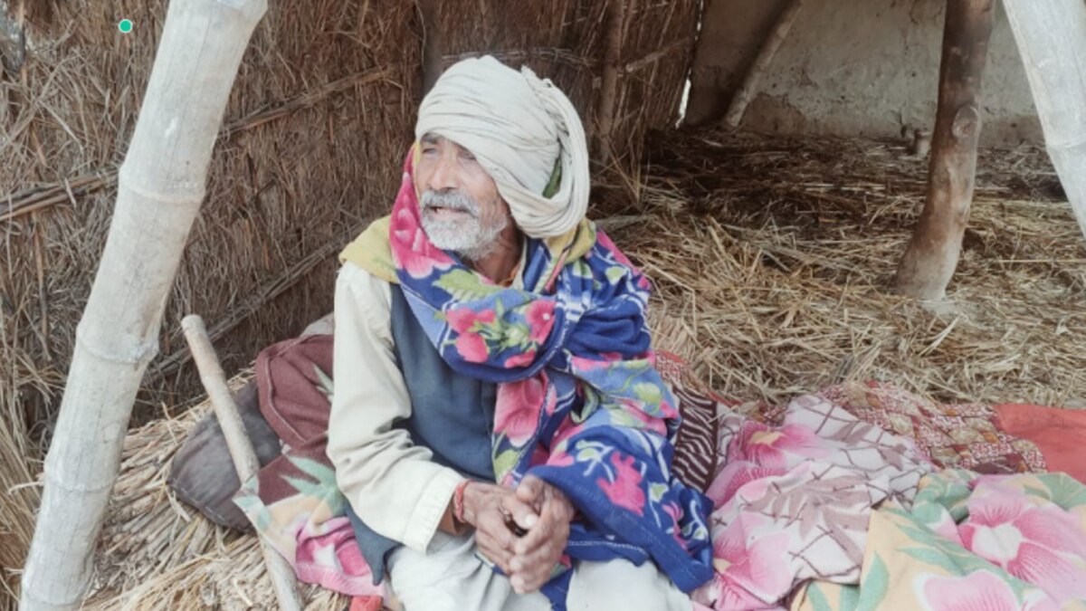 बुजुर्ग श्याम बिहारी को कागजों में जिंदा होने का इंतजार. 