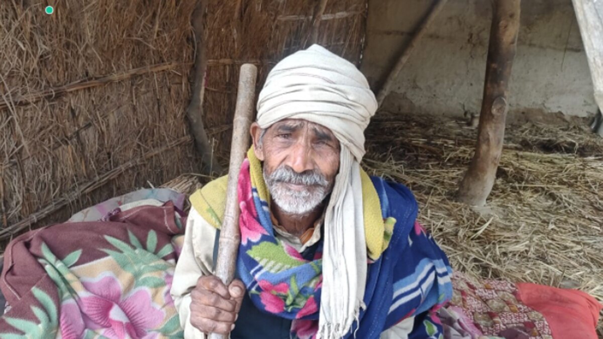 'कागज' फिल्म की तरह खुद को जिंदा साबित करने के लिए ठोकरें खा रहा बुजुर्ग.