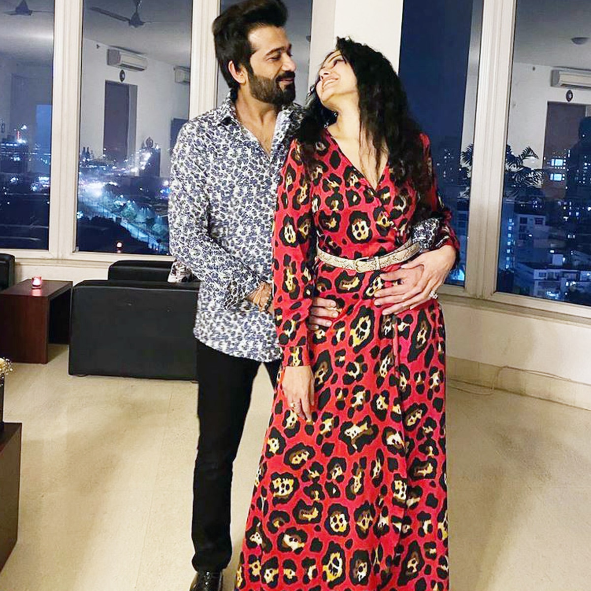 पति संग काम्या