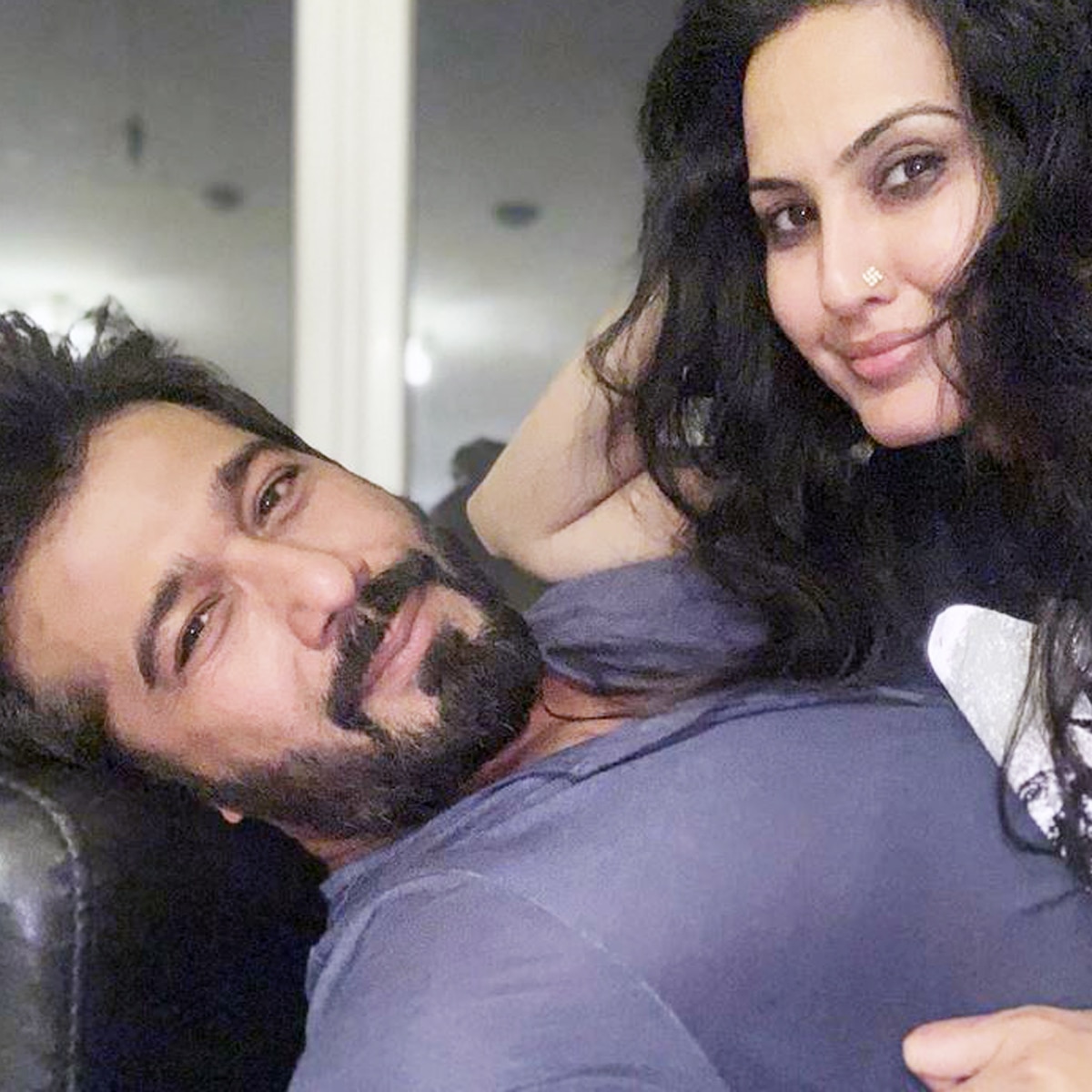 पति संग काम्या