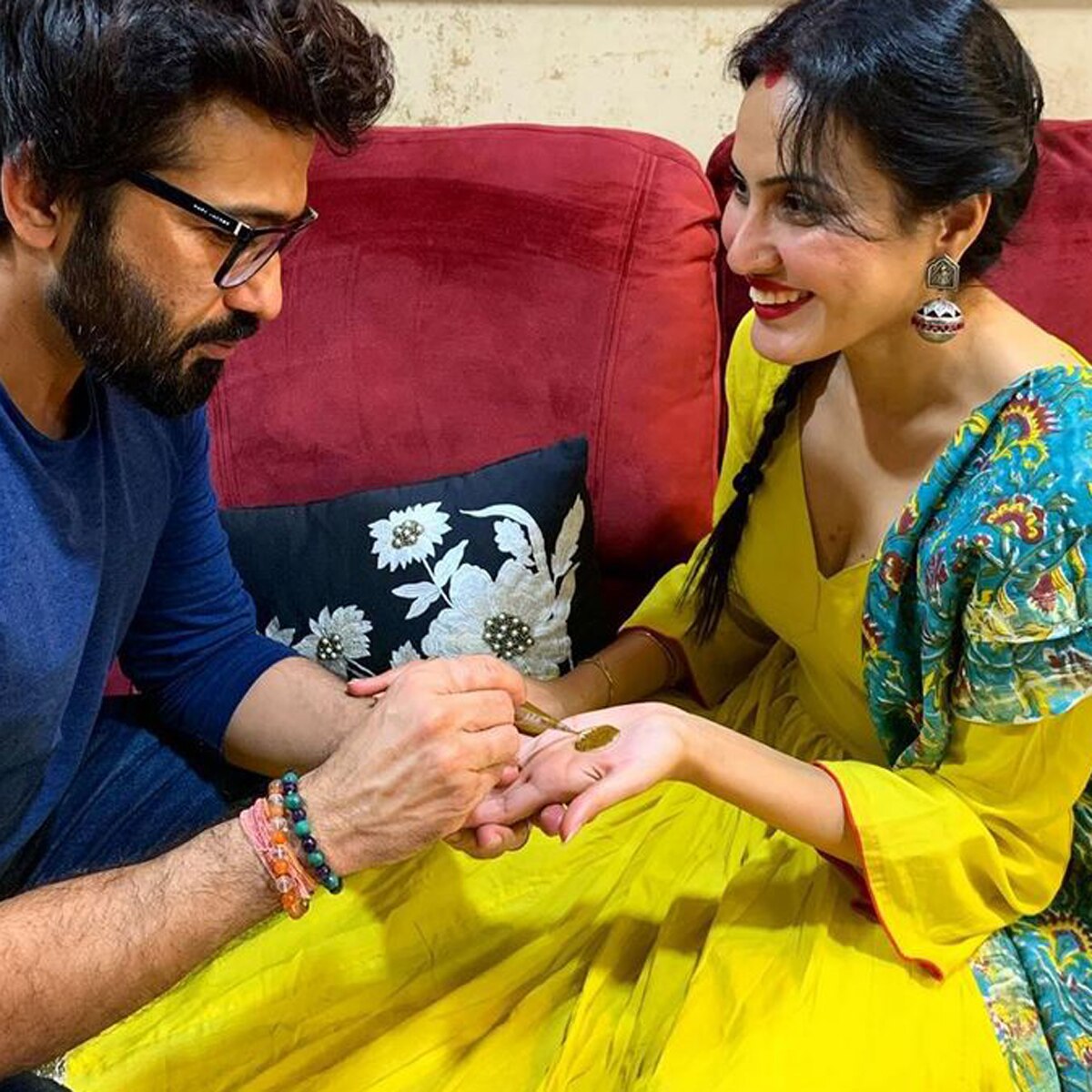 पति संग काम्या