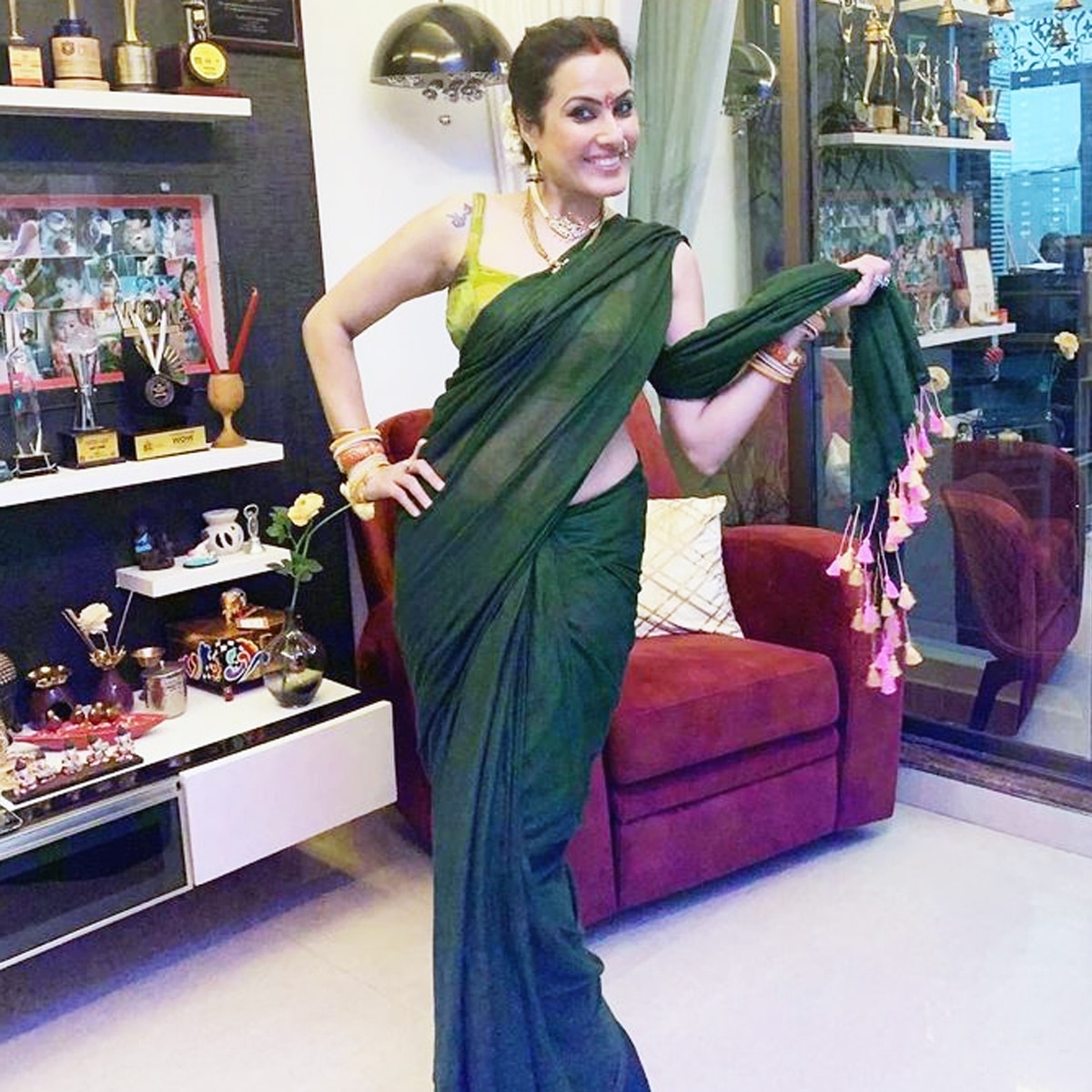 पति संग काम्या