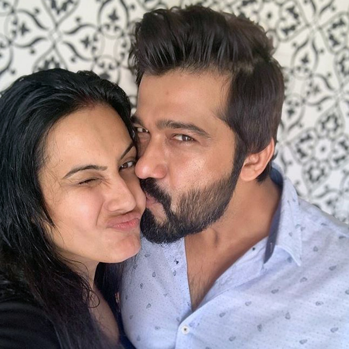 पति संग काम्या