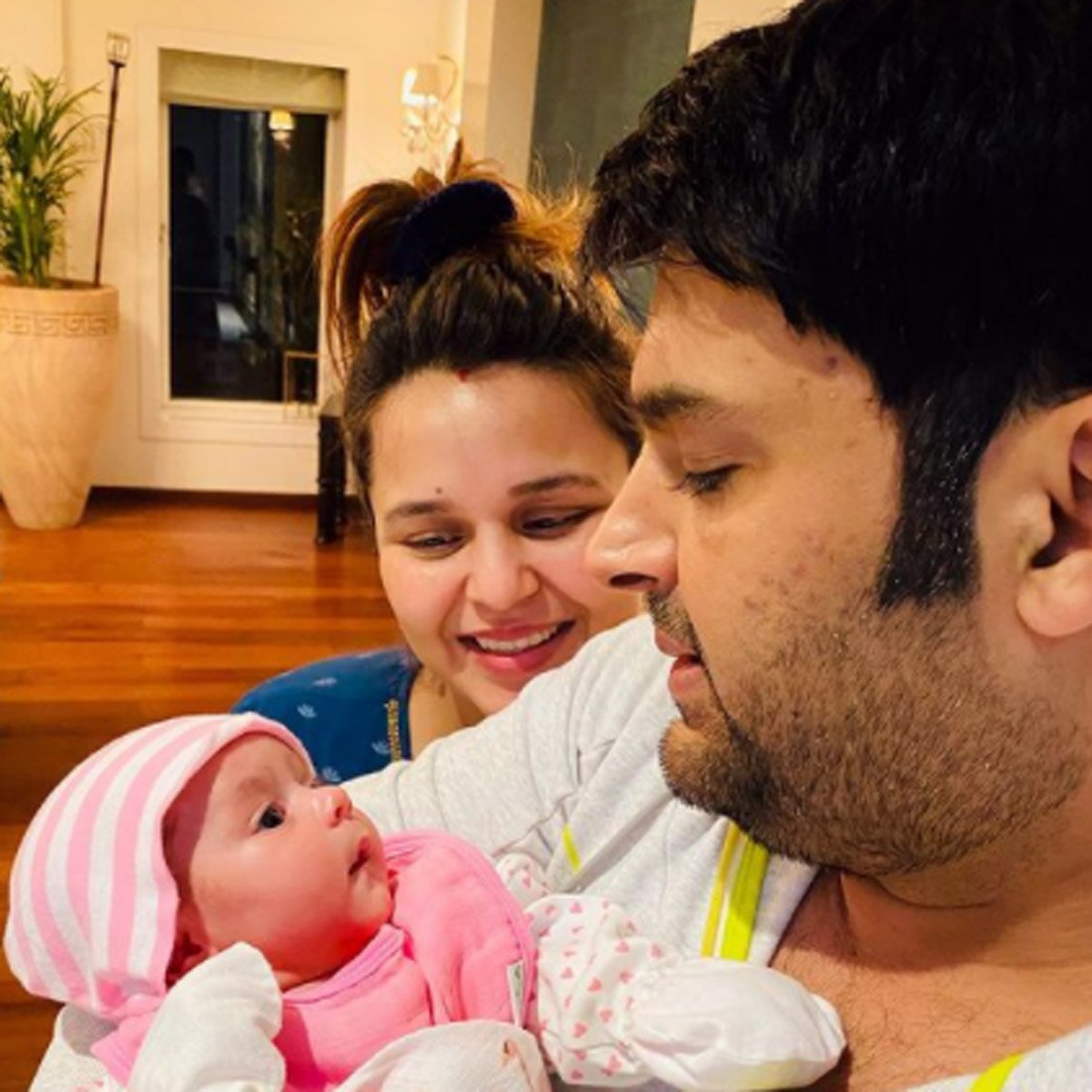 कप‍िल शर्मा, पत्नी और बेटी के साथ 