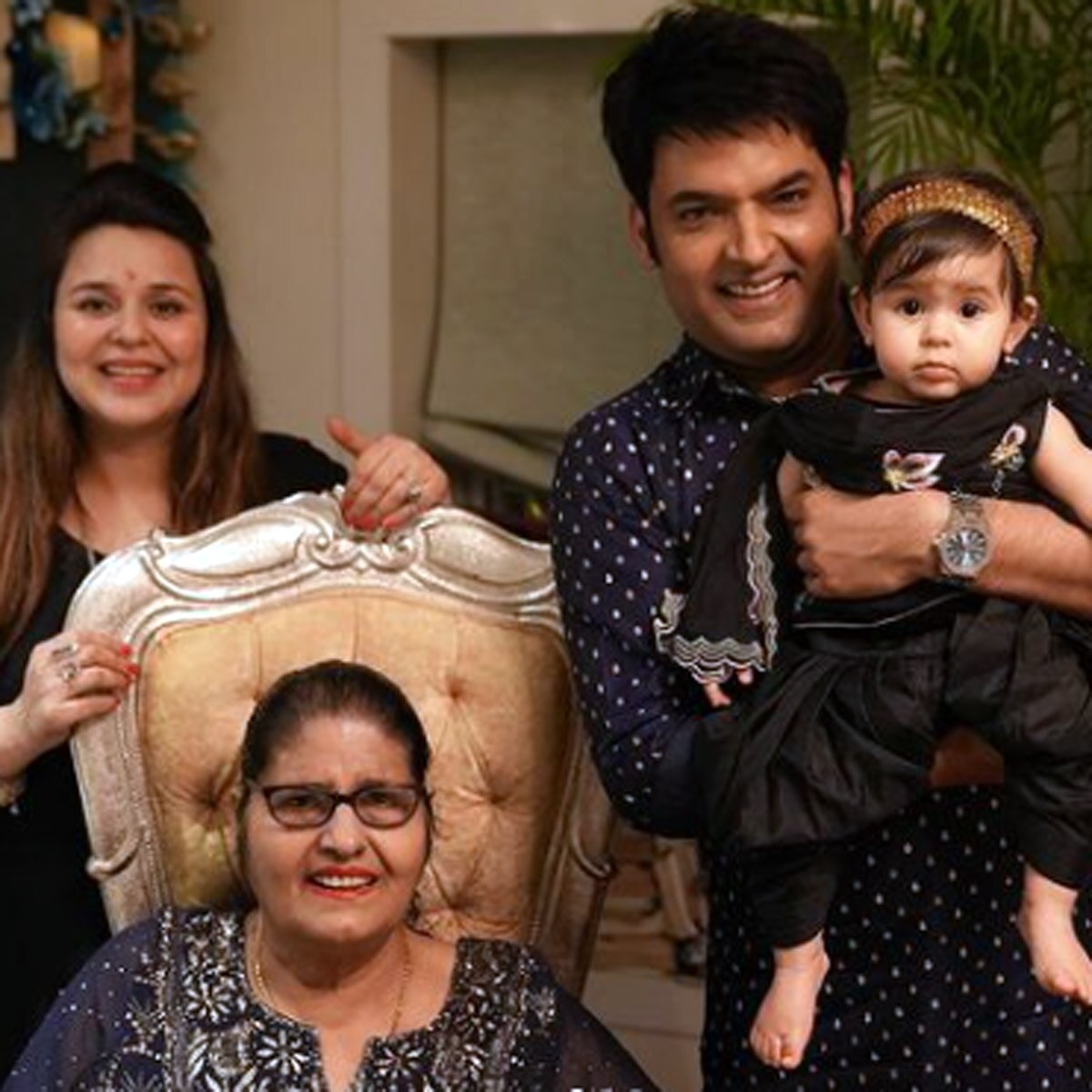 कप‍िल शर्मा, पत्नी, बेटी और मां के साथ 