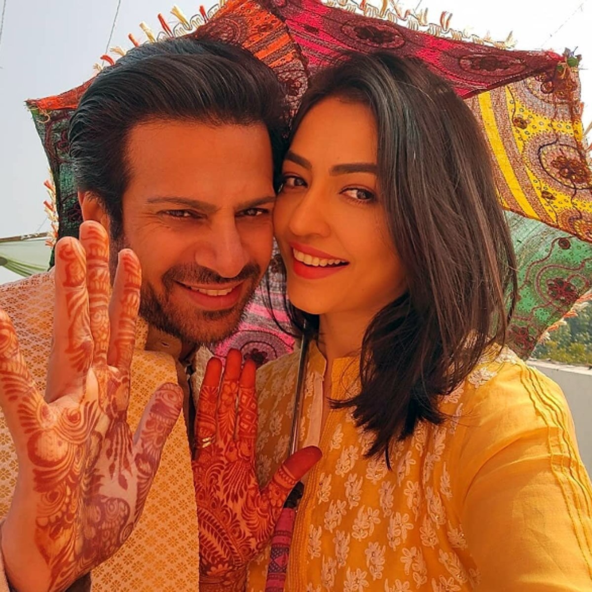 करणवीर मेहरा और निधि सेठ 