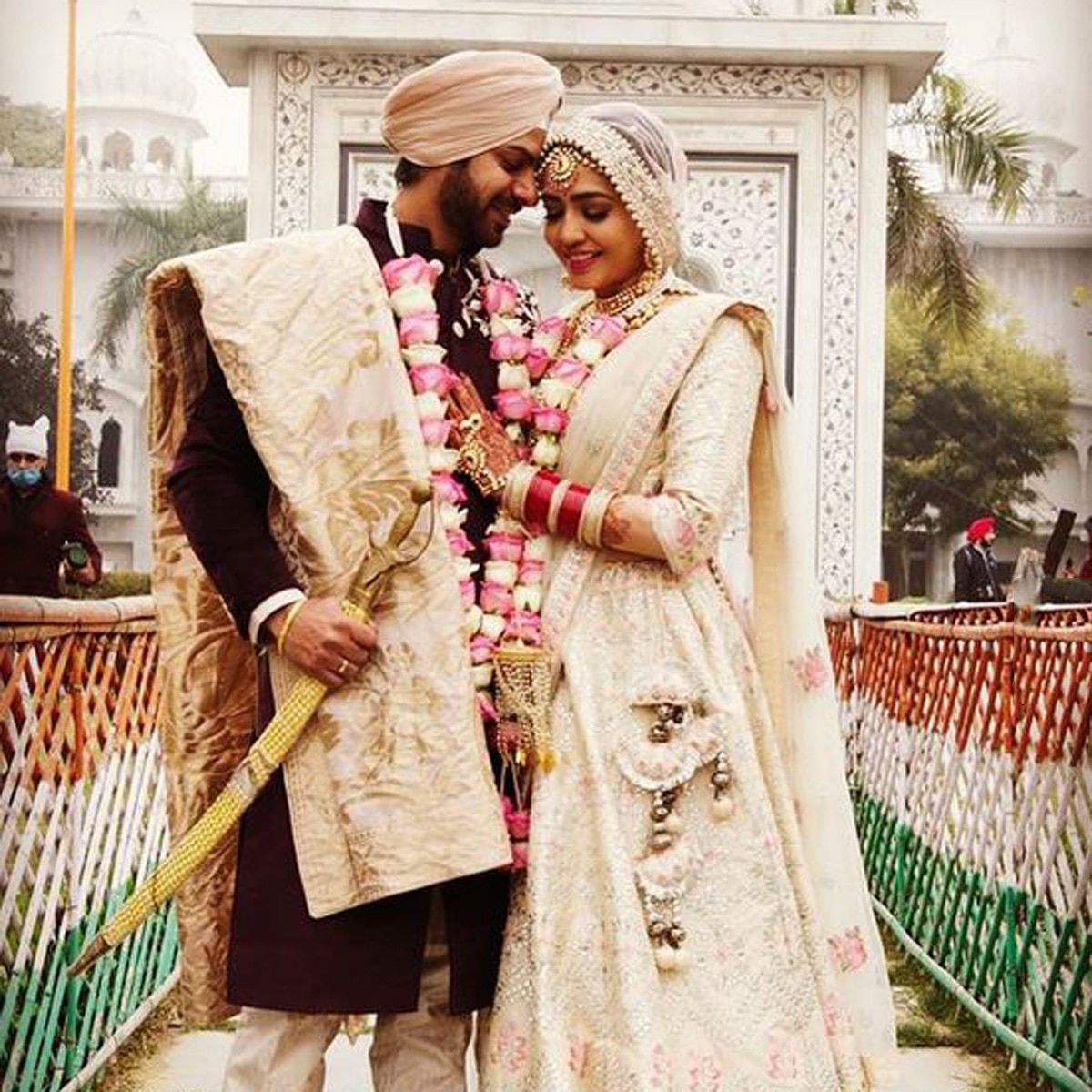 करणवीर मेहरा और निधि सेठ 