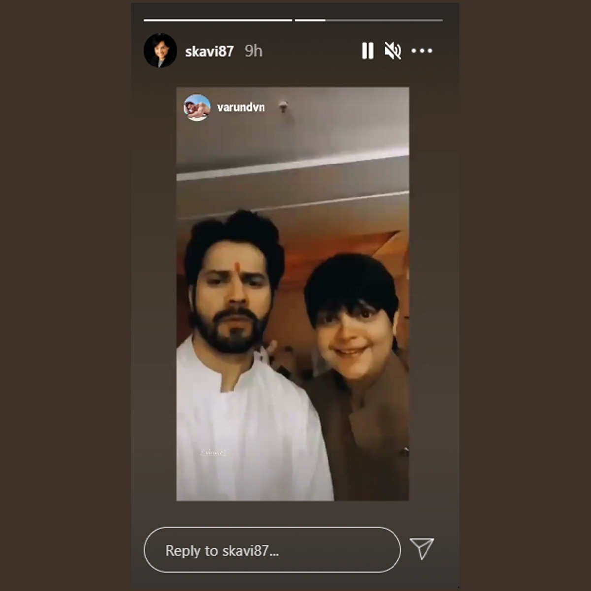 वरुण धवन अपने करीबी के साथ 