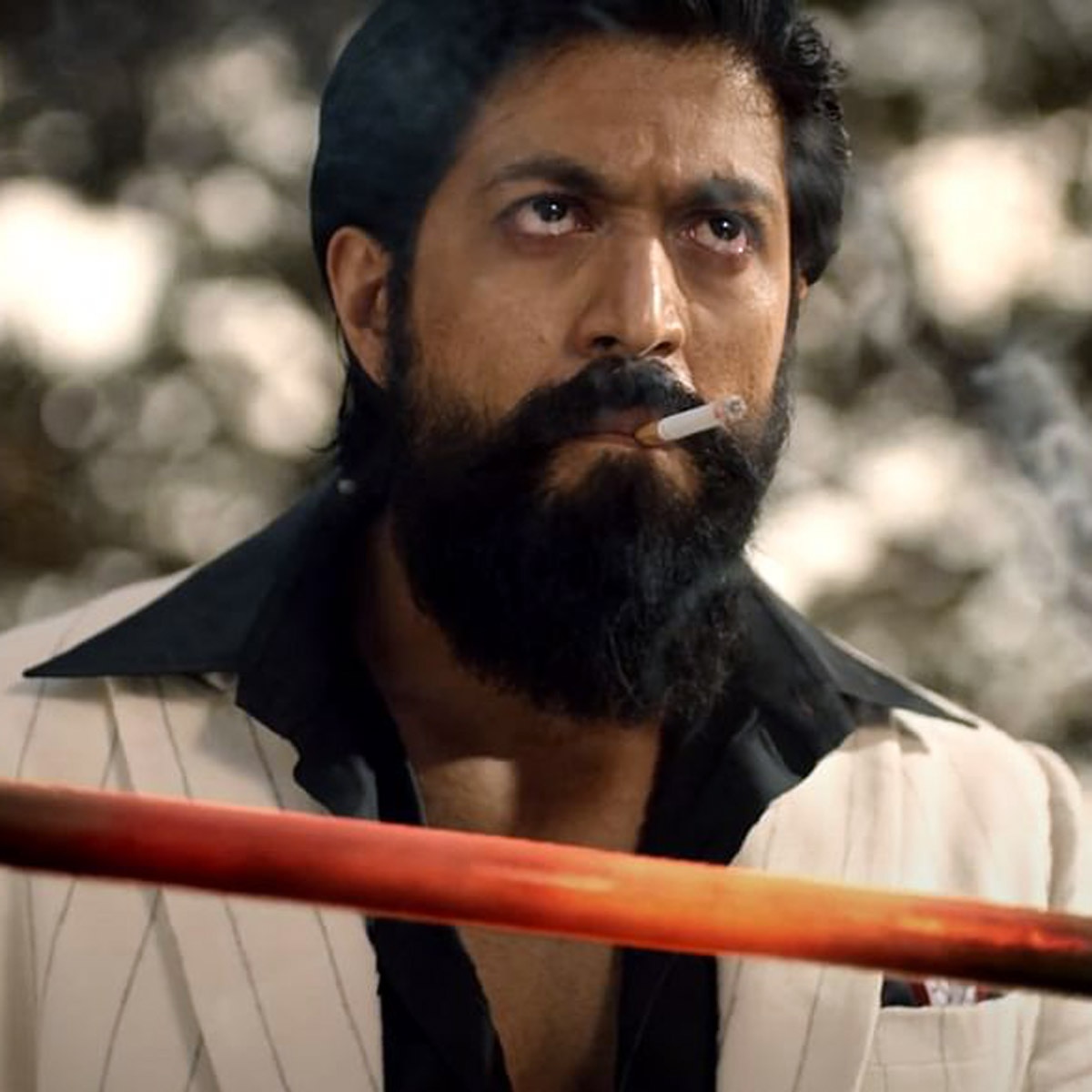 सिगरेट के चलते विवादों में रहे सितारे