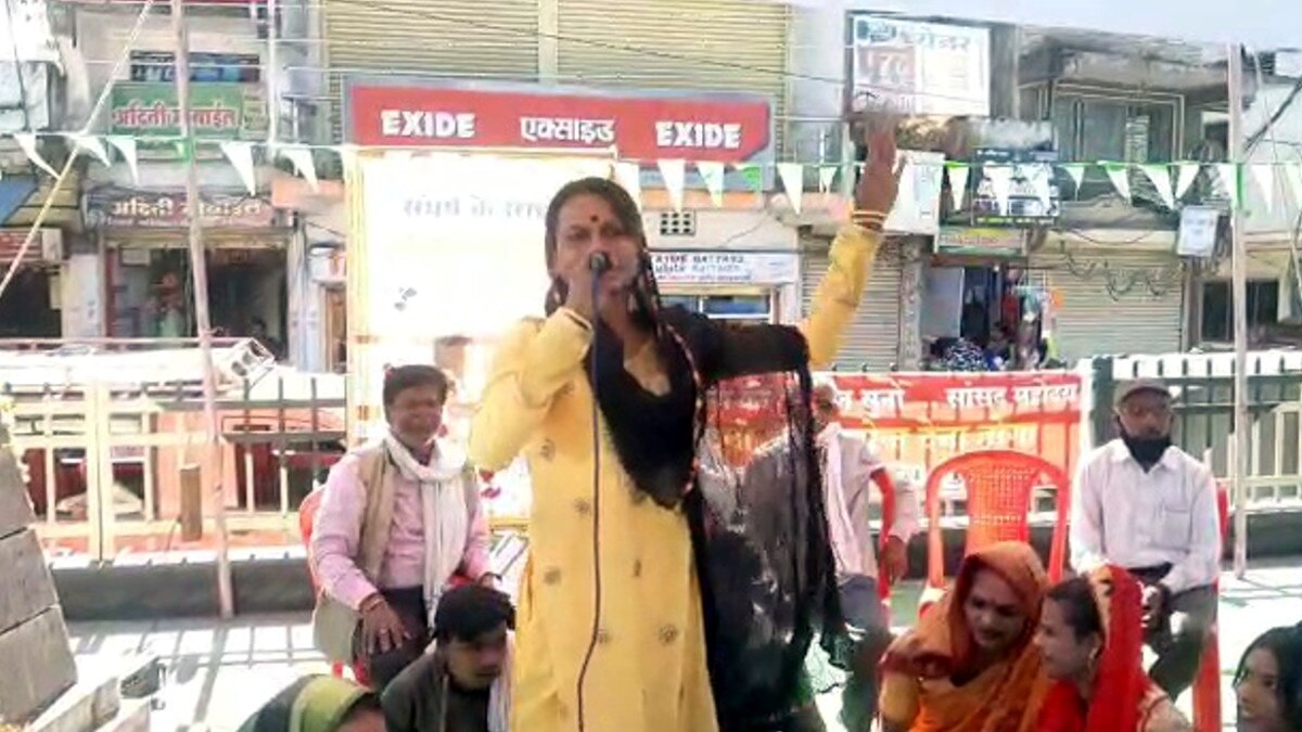 ट्रेन रोको आन्दोलन में पहुंचे किन्नर समाज के लोग, नाच-गाने के साथ सांसद के लगाए 'हाय-हाय' के नारे