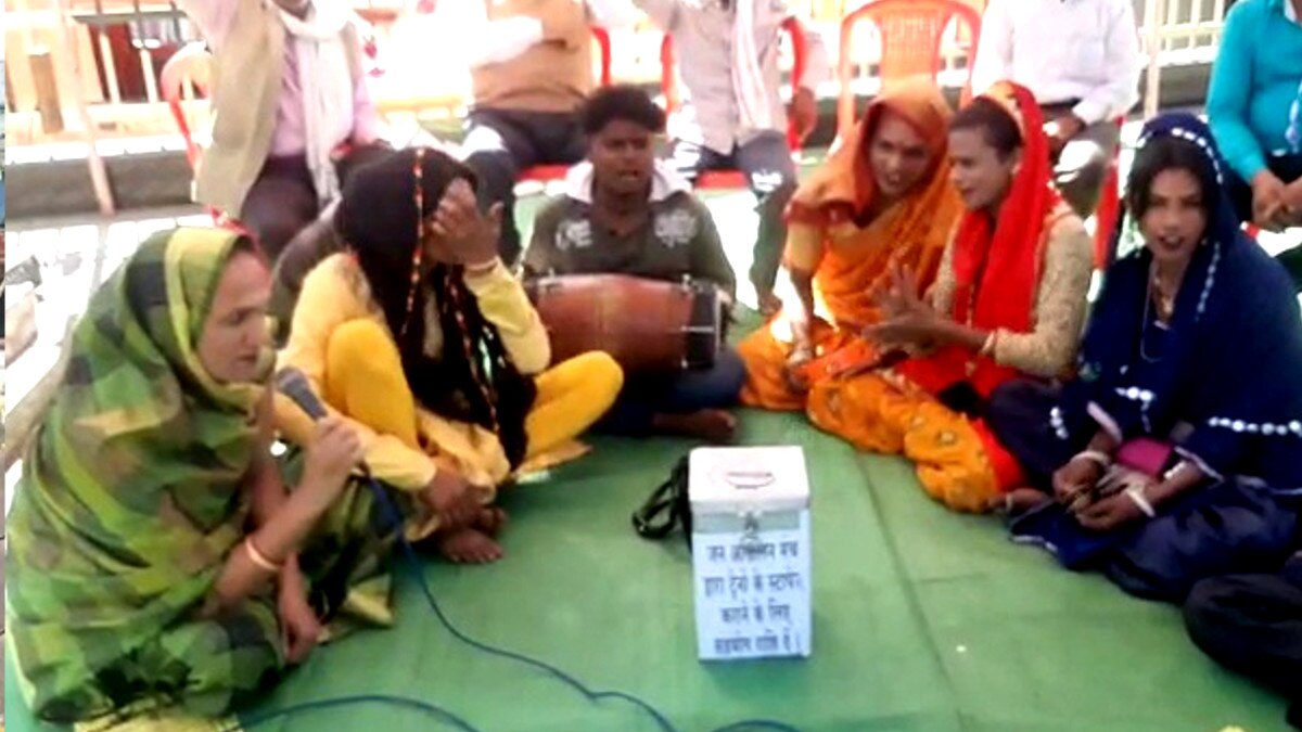 ट्रेन रोको आन्दोलन में पहुंचे किन्नर समाज के लोग, नाच-गाने के साथ सांसद के लगाए 'हाय-हाय' के नारे