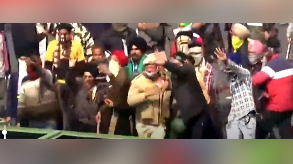 आईटीओ पर मचा तांडव, किसान हुए बेकाबू, बसों में की तोड़फोड़