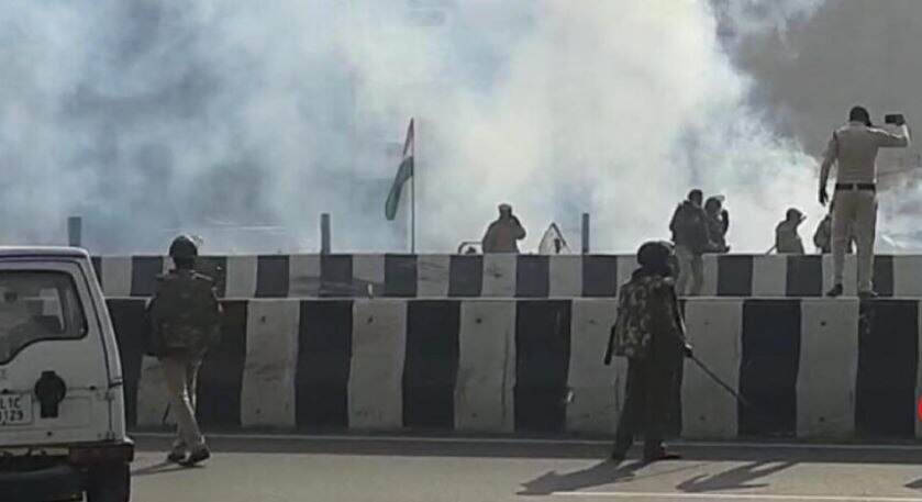 किसानों ने तोड़ी बैरिकेडिंग