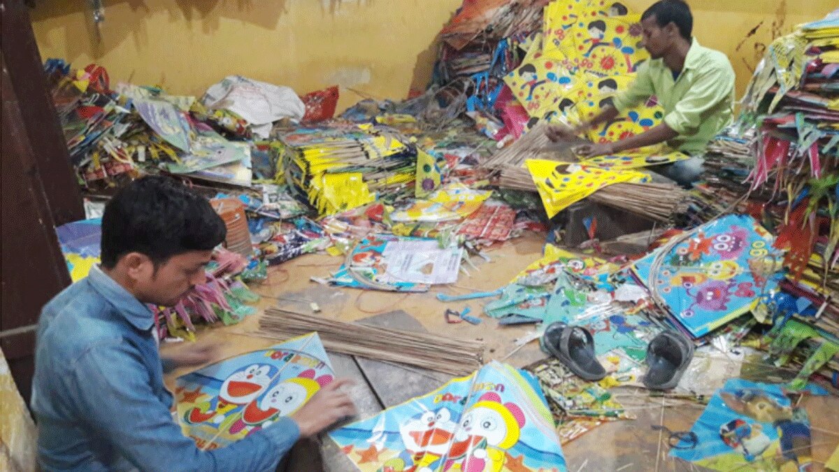 पीएम मोदी के नाम की रंग-बिरंगी पतंगे (फोटो आजतक)