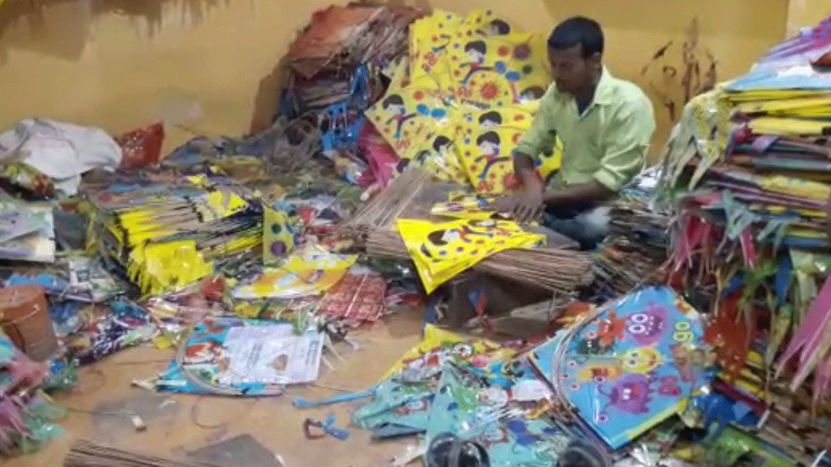 पीएम मोदी के नाम की रंग-बिरंगी पतंगे (फोटो आजतक)