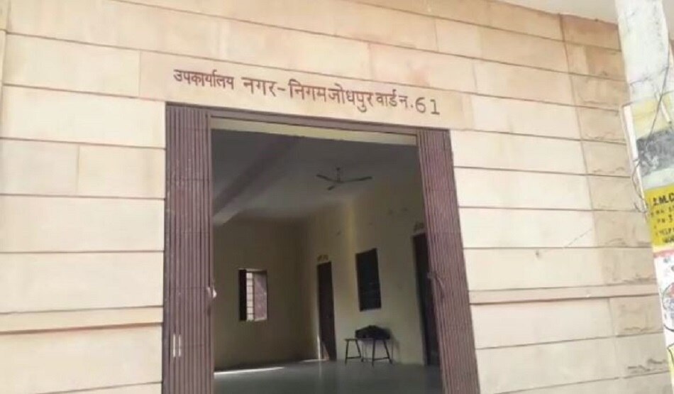 अधिकारी करने लगा संबंध बनाने की मांग